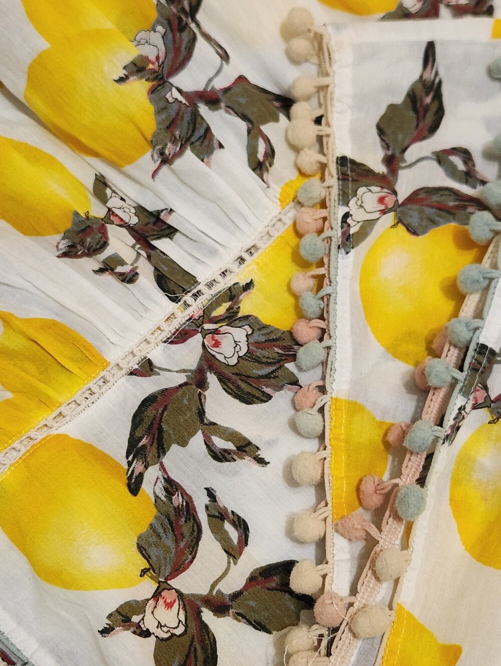 Moon Orchid Lemon Print Pom-Pom Trim Poncho NWOT ONE SIZE - Picture 10 of 10